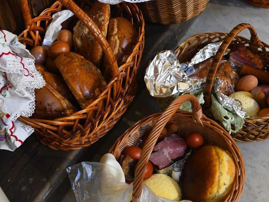 Sviatočné veľkonočné košíky s paschálnymi jedlami.