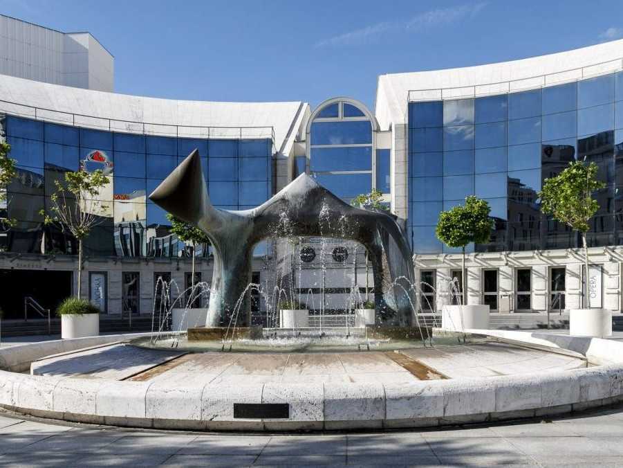 Fontána Vodný prameň pred novou budovou SND.