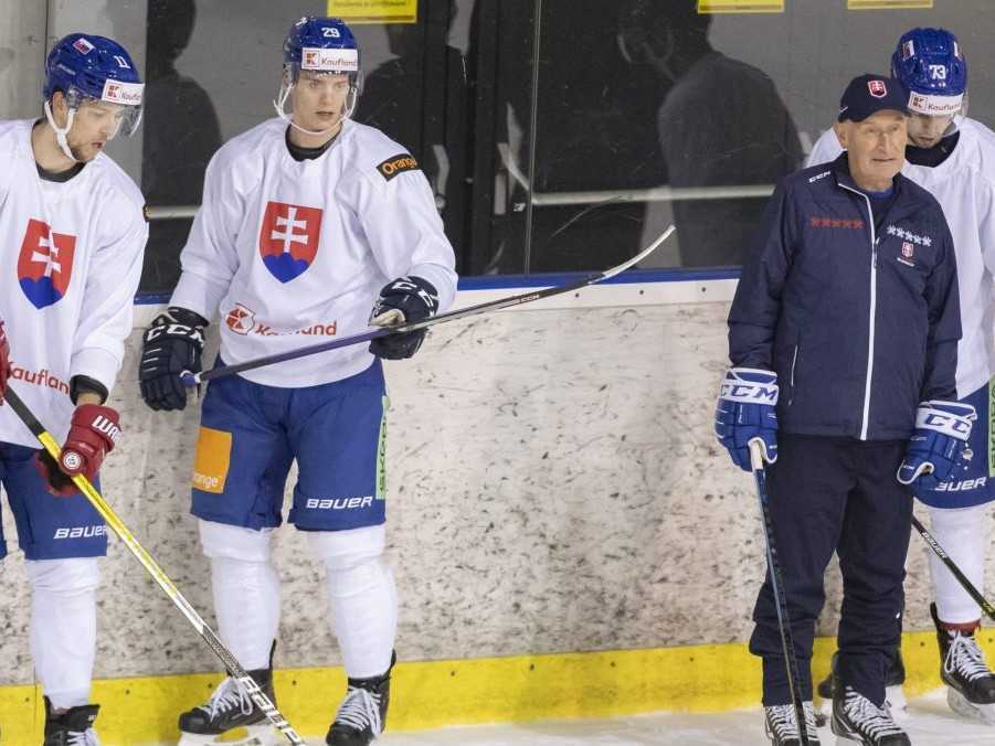 Na snímke zľava Martin Gernát, Michal Ivan, tréner Craig Ramsay a Michal Beňo.