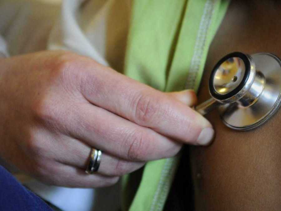 Na snímke lekárka počúva stetoskopom čistotu pľúc detského pacienta.