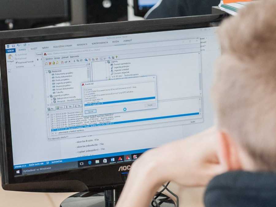 Osoba pri počítači.