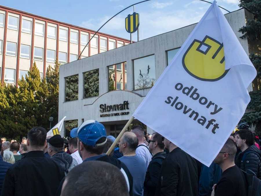 Protestné zhromaždenie zamestnancov spoločnosti Slovnaft.