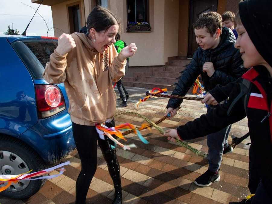 Mladí šibači počas tradičnej šibačky a oblievačky v Kamennej Porube.