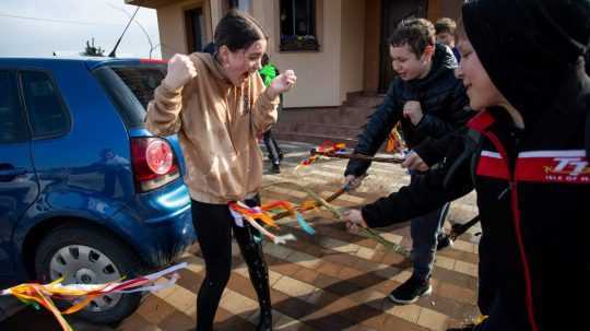 Mladí šibači počas tradičnej šibačky a oblievačky v Kamennej Porube.