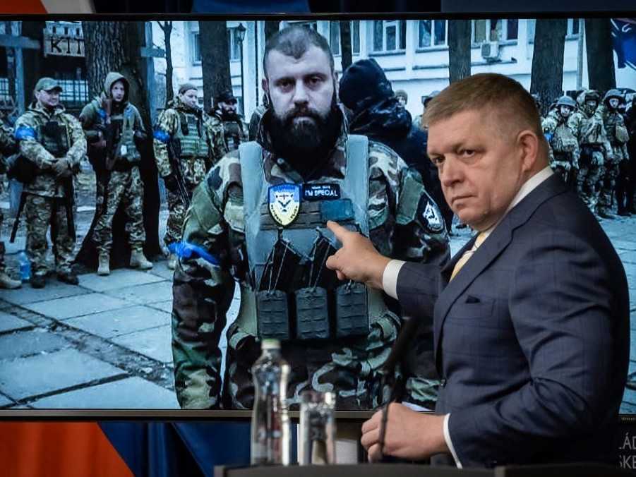 Robert Fico ukazuje na fotografiu veliteľa Gruzínskej národnej légie.