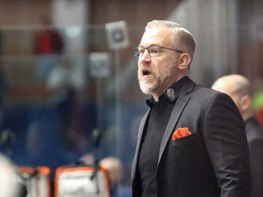 Na snímke hlavný tréner HC Košice Dan Ceman.