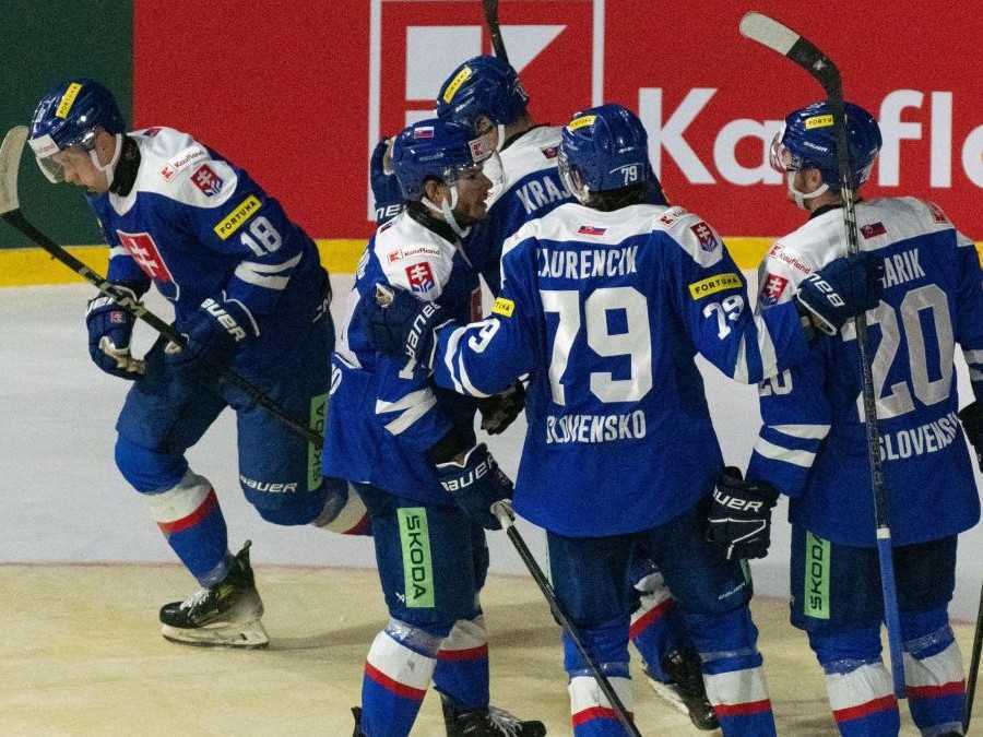 Na snímke radosť hráčov Slovenska.