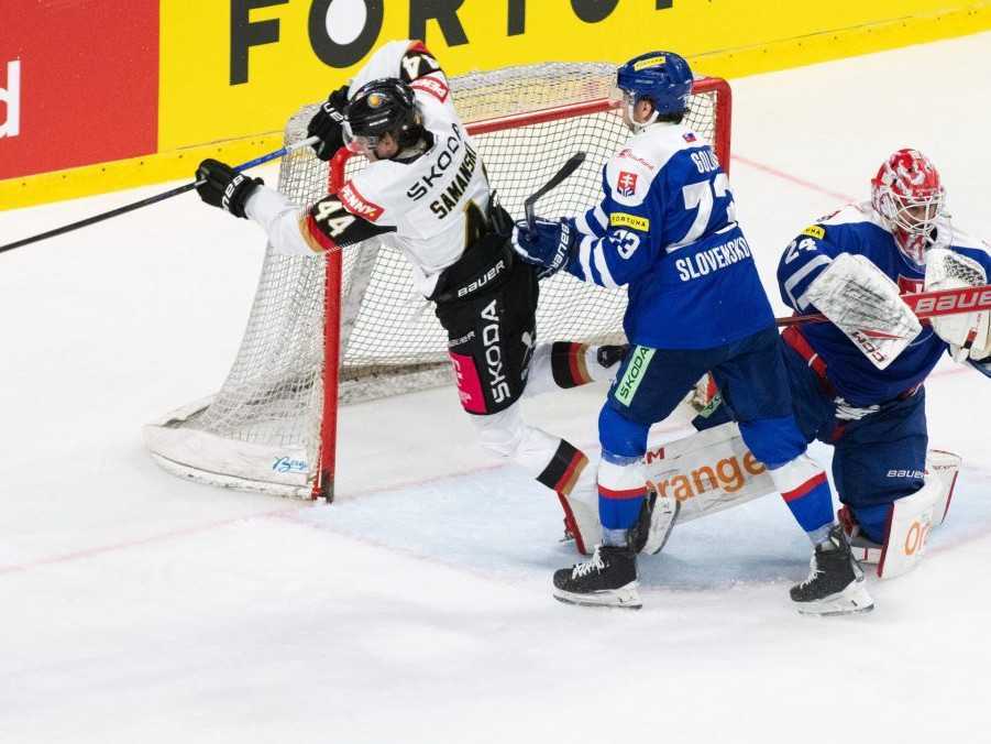 Sprava brankár Patrik Rybár, Ondrej Golian a Joshua Samanski (Nemecko) počas prípravného zápasu pred MS 2025.