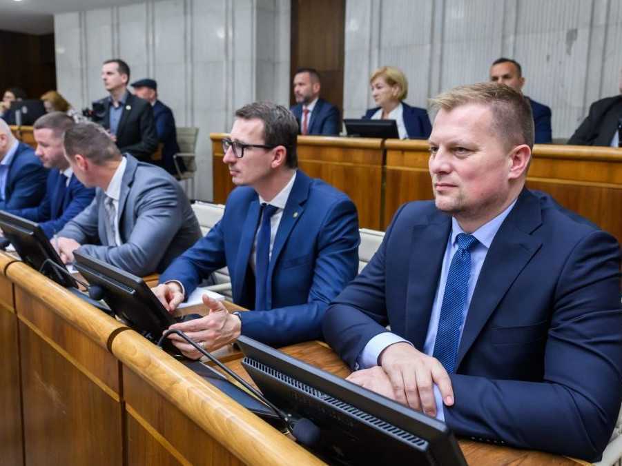 Poslanci Národnej rady SR.