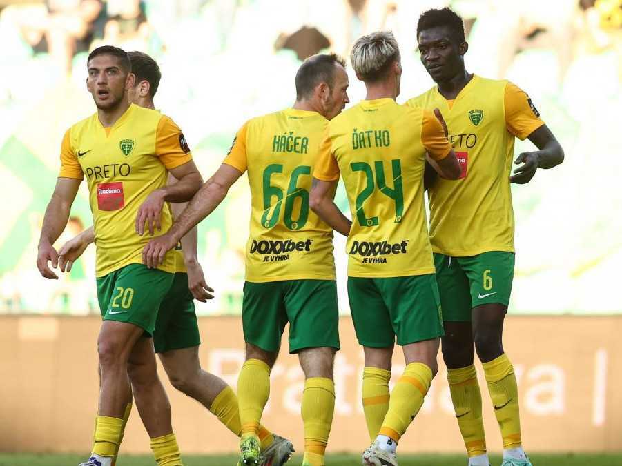 Na snímke hráči MŠK Žilina sa radujú z gólu.