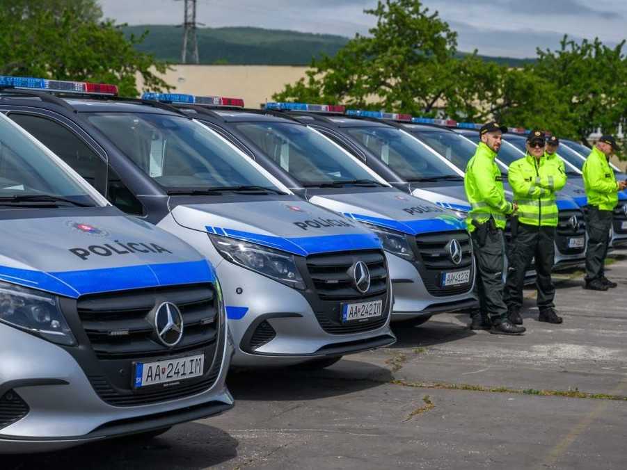 Rezort vnútra odovzdal nové vozidlá pre dopravných policajtov. Budú riešiť najmä nehody