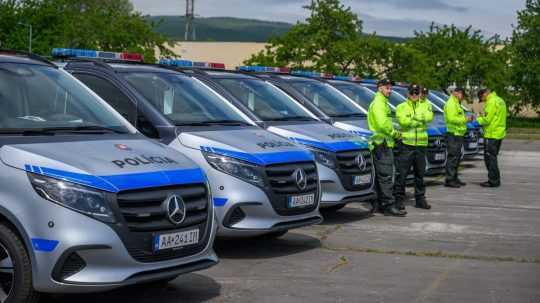 Rezort vnútra odovzdal nové vozidlá pre dopravných policajtov. Budú riešiť najmä nehody