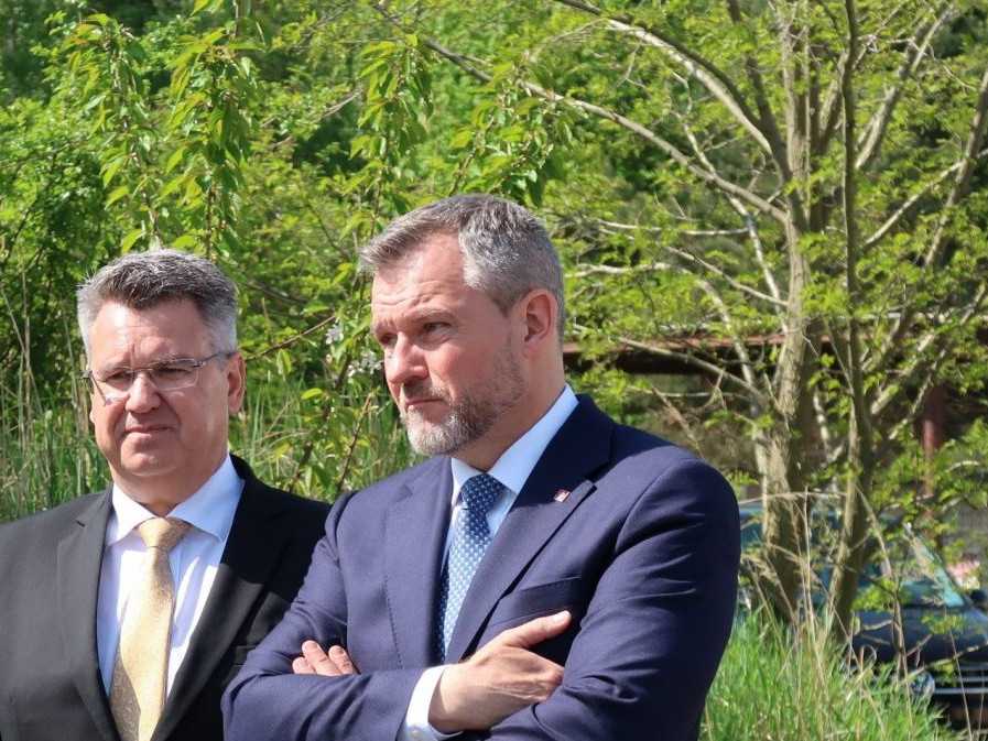 Prezident Pellegrini považuje situáciu na skládke pri Hlohovci za kritickú. Žiada vyhlásenie mimoriadnej situácie