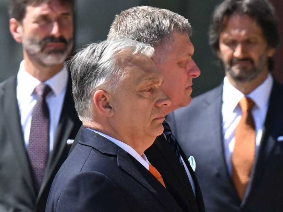 V popredí maďarský premiér Viktor Orbán s premiérom SR Robertom Ficom.