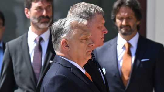 V popredí maďarský premiér Viktor Orbán s premiérom SR Robertom Ficom.