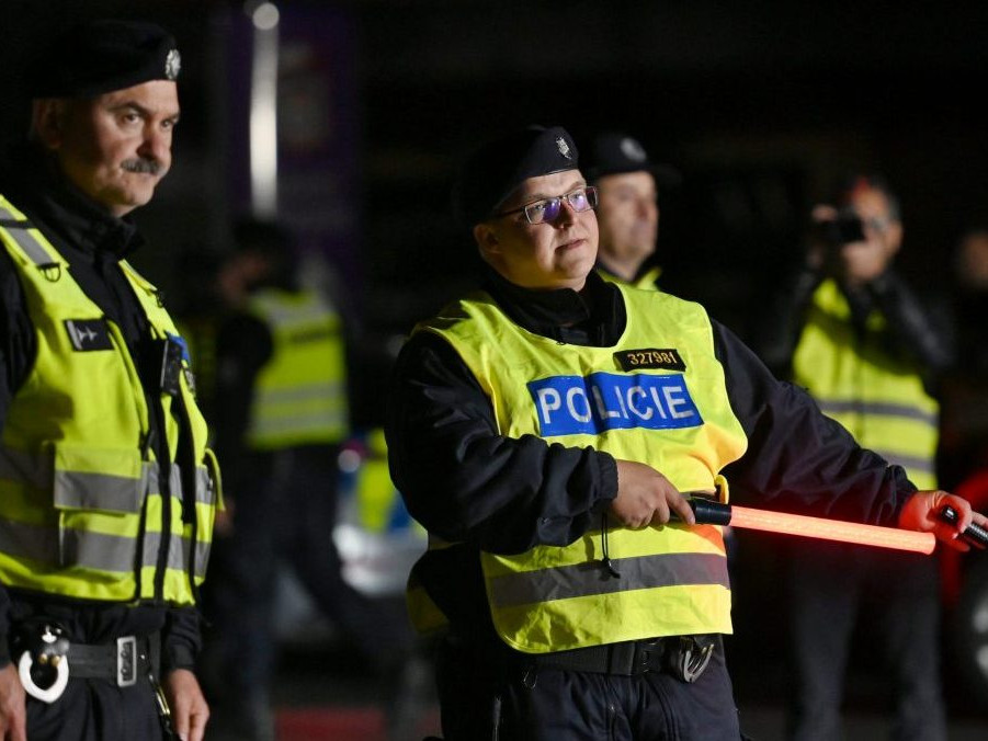 Českí colníci odhalili prvé laboratórium na výrobu novej drogy klefedronu. Našli vyše 900 kilogramov tejto látky