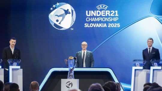 Zľava Juraj Kucka, zástupca riaditeľa mužského súťažného úseku UEFA Lance Kelly a ambasádor turnaja Vratislav Greško počas žrebu majstrovstiev Európy 2025 vo futbale do 21 rokov.