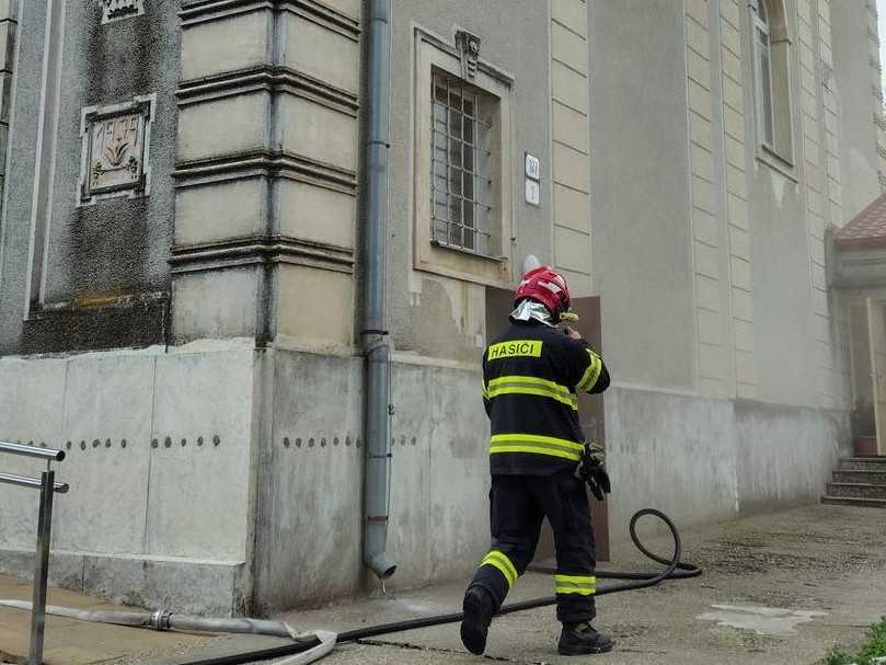 Na snímke hasič pri požiari kostola v Jahodnej.