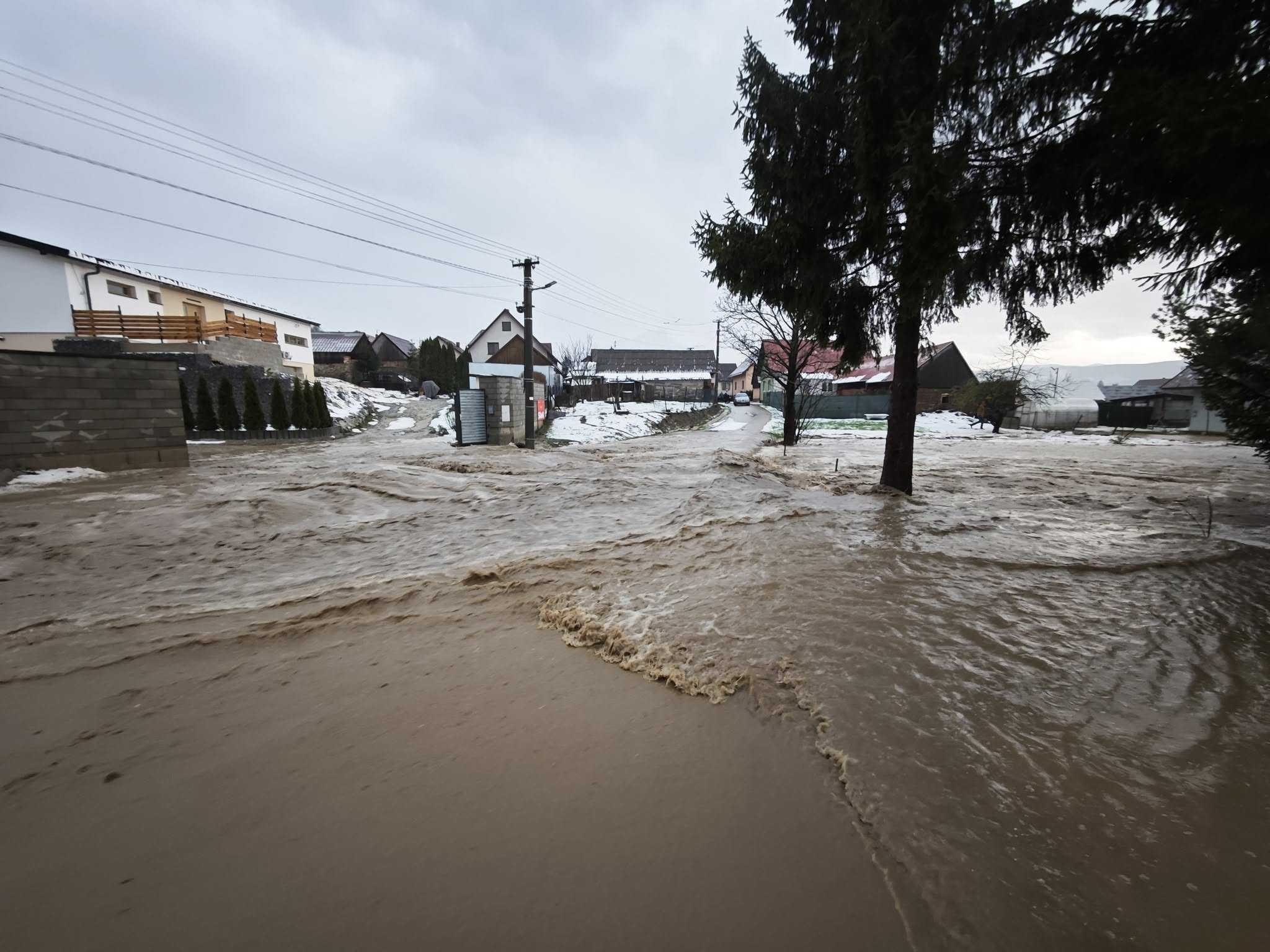 Na snímke záplavy v obci Babín.