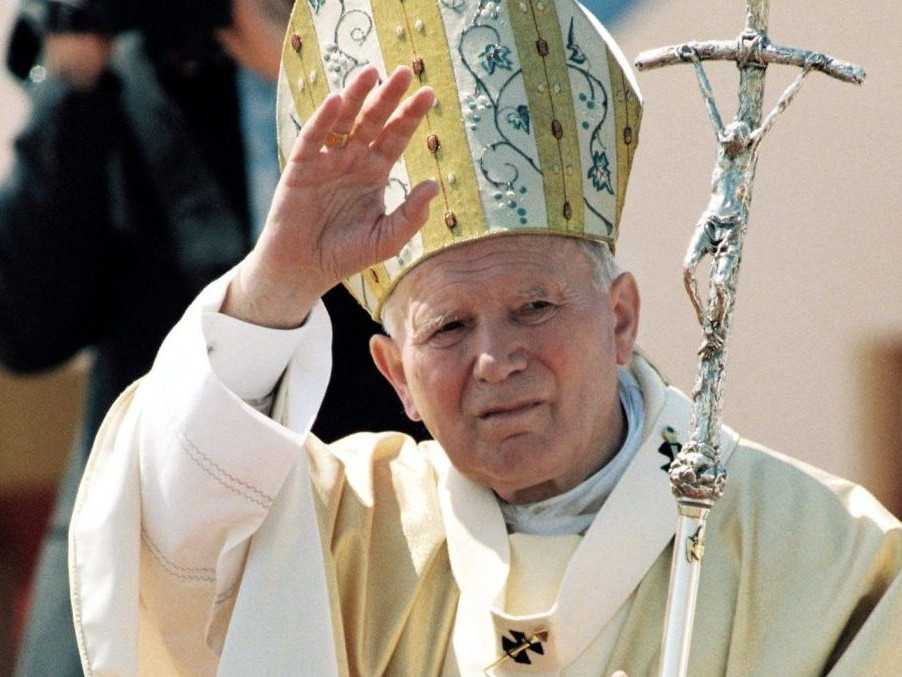 Na archívnej snímke Ján Pavol II. požehnáva pútnikom v Šaštíne.