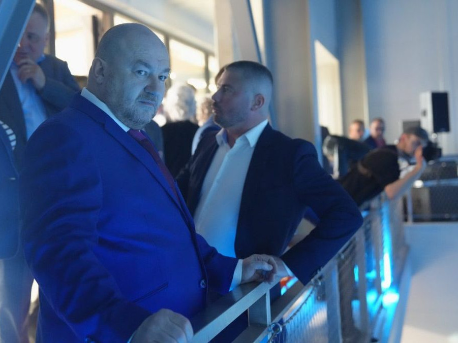 Minister cestovného ruchu a športu SR Rudolf Huliak a primátor Malaciek Juraj Říha počas slávnostného otvorenia novej Šport arény v Malackách.