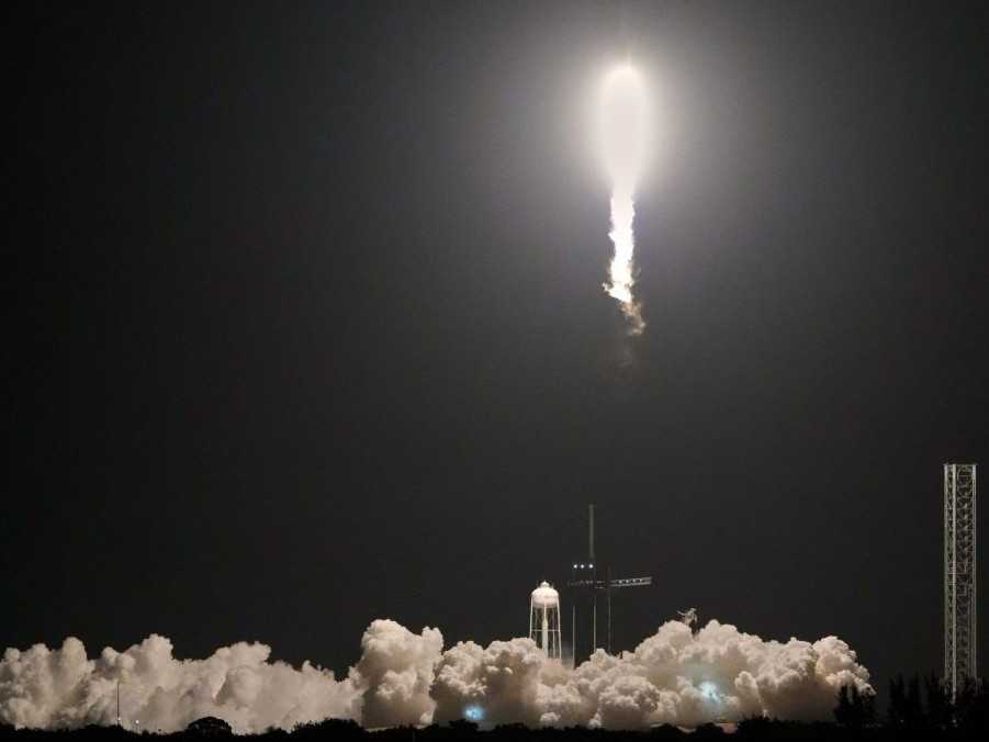 Na snímke štartuje raketa SpaceX.