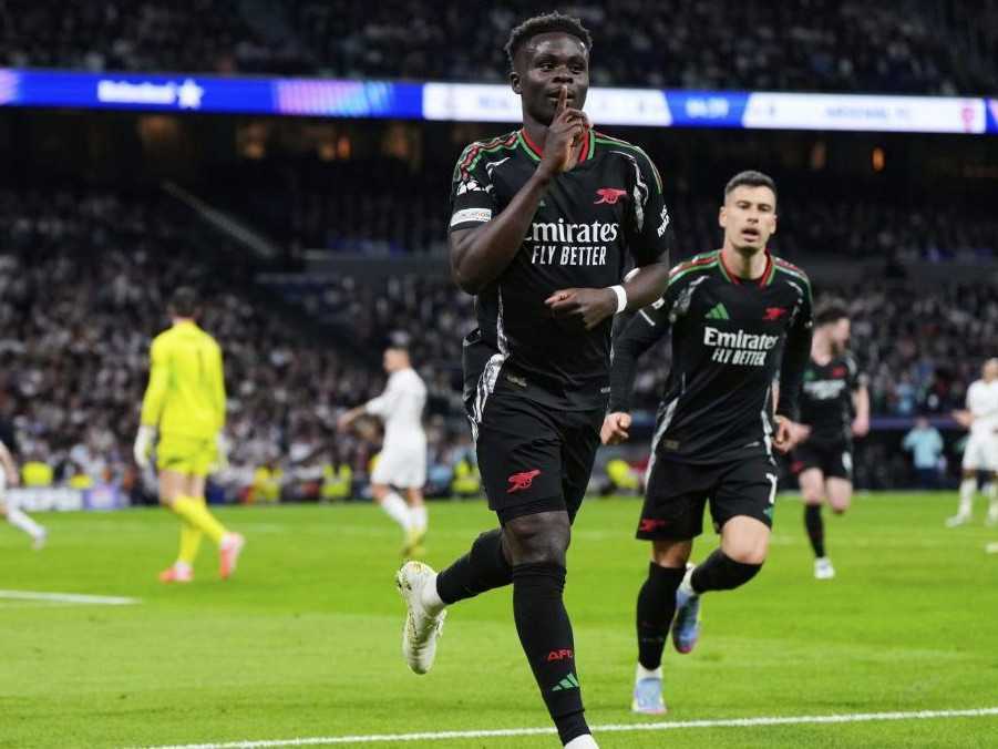 Bukayo Saka z Arsenalu sa raduje z gólu počas odvetného zápasu štvrťfinále Ligy majstrov proti Realu Madrid.