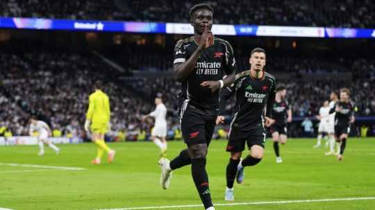 Bukayo Saka z Arsenalu sa raduje z gólu počas odvetného zápasu štvrťfinále Ligy majstrov proti Realu Madrid.