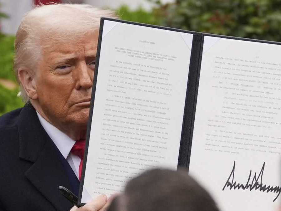 Donald Trump pri oznamovaní novej colnej politiky.