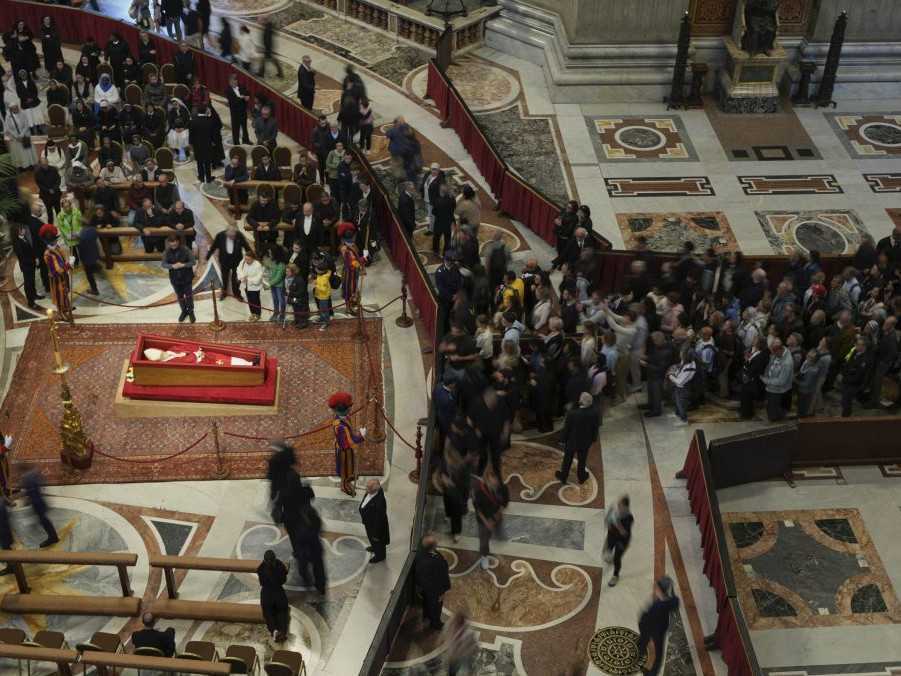 Ľudia si prišli uctiť pamiatku zosnulého pápeža Františka do Baziliky svätého Petra.