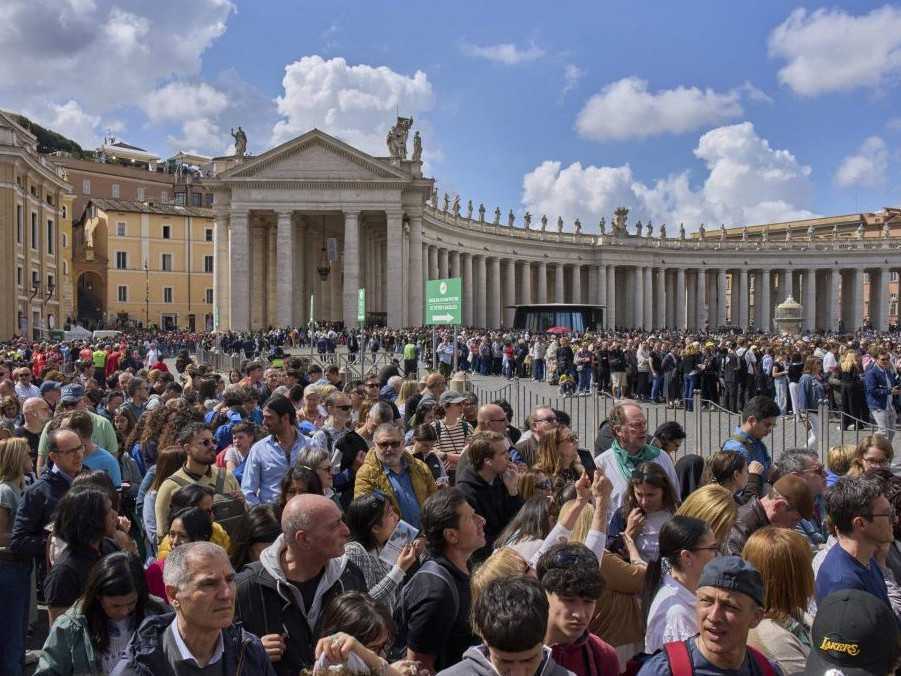 Ľudia vo Vatikáne na Námestí sv. Petra.