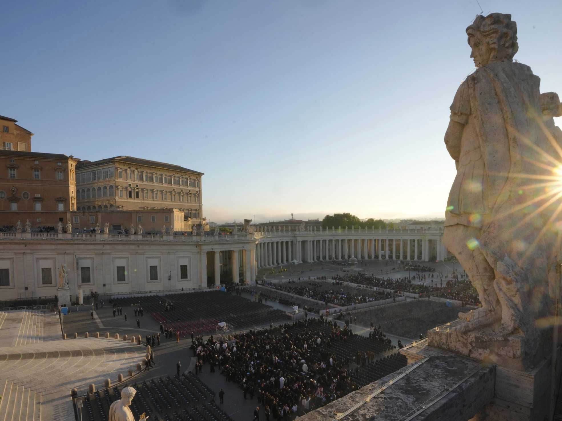 Pohľad na Námestie svätého Petra pred pohrebom pápeža Františka.