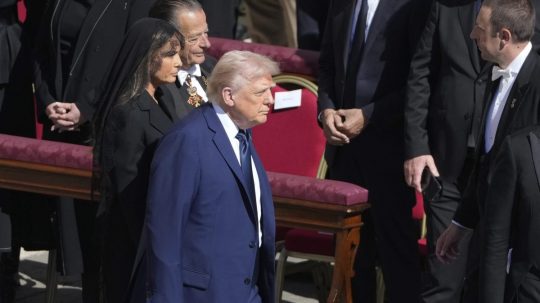 Donald Trump zažartoval, že by chcel byť novým pápežom. Neskôr chválil šance amerického kardinála