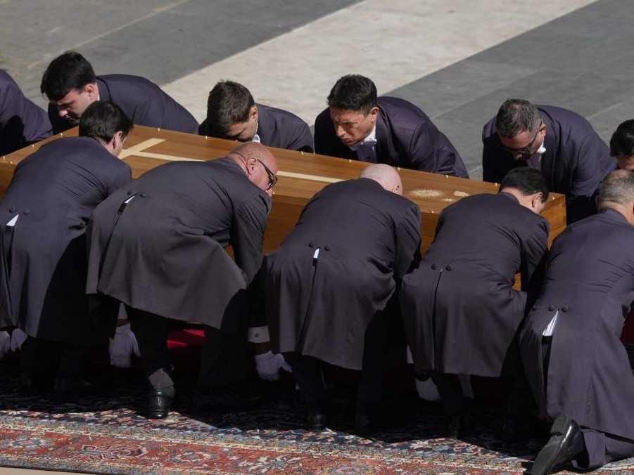 Rakva pápeža Františka na Námestí sv. Petra vo Vatikáne.