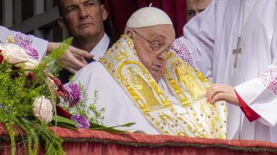 Pápež František mal počas svojho posledného verejného vystúpenia na sebe liturgický odev z Bulharska
