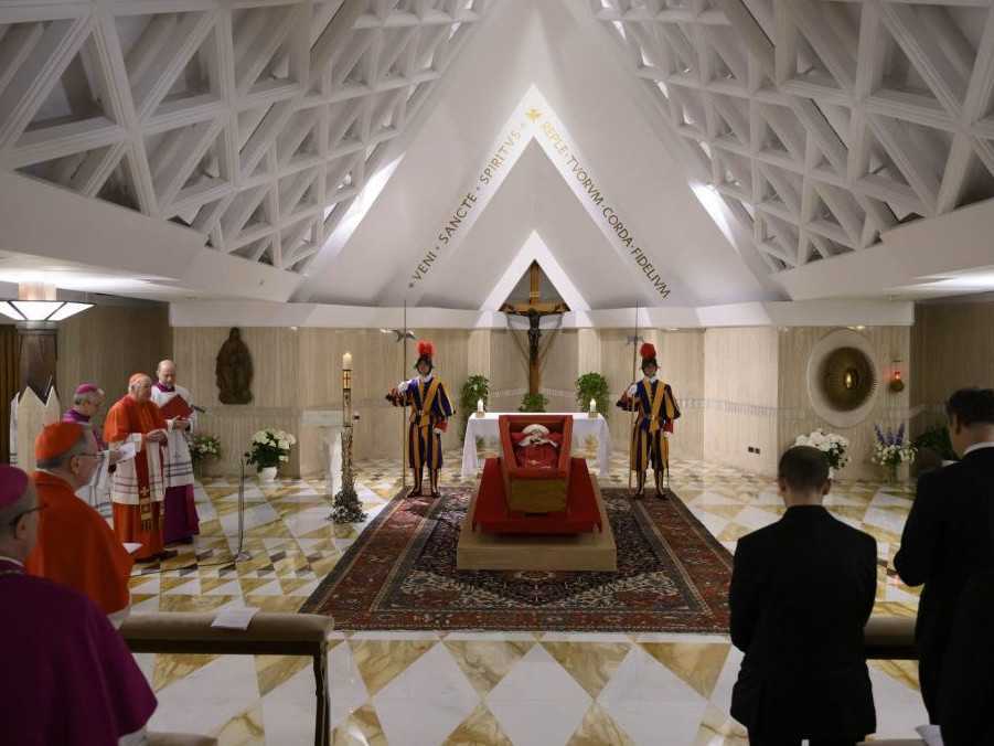 Rakva so zosnulým pápežom v kaplnke Domu svätej Marty, kde František počas svojho pontifikátu býval.