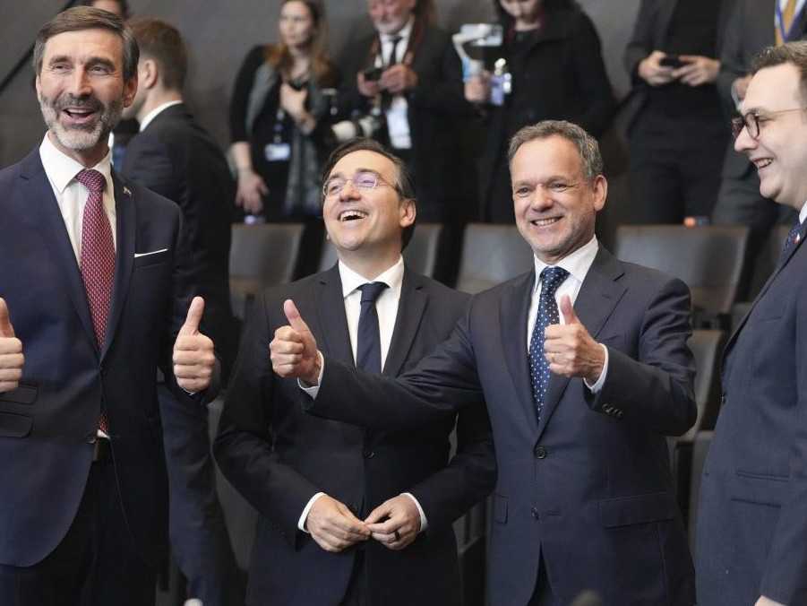 Zľava minister zahraničných vecí SR Juraj Blanár a jeho španielsky náprotivok José Manuel Albares.