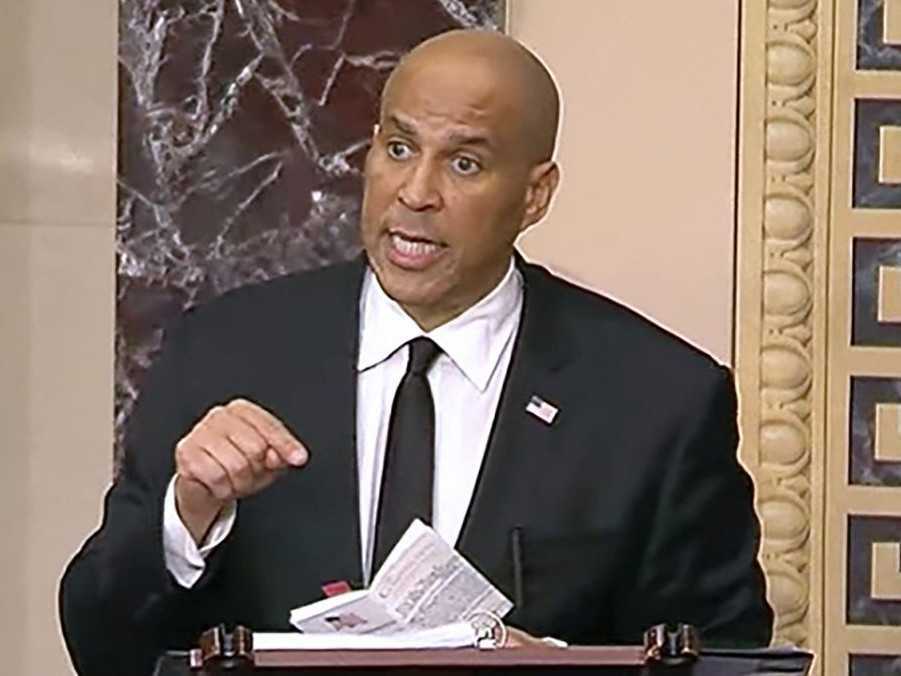 Senátor Cory Booker protestoval proti politike Trumpa 25-hodinovým prejavom. Prekonal rekord z roku 1957