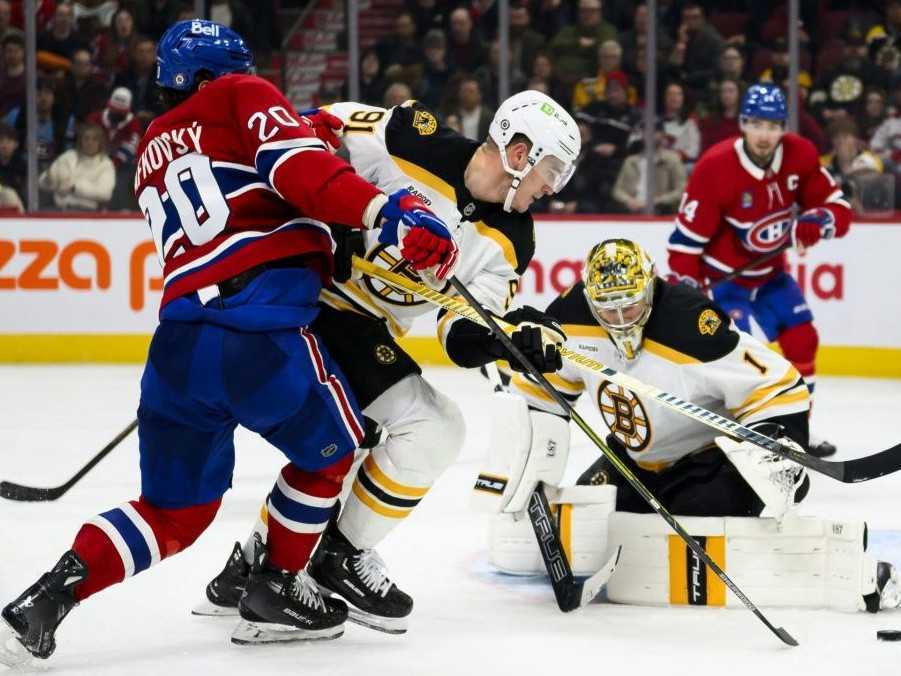 Na snímke Juraj Slafkovský pred brankárom Bostonu.