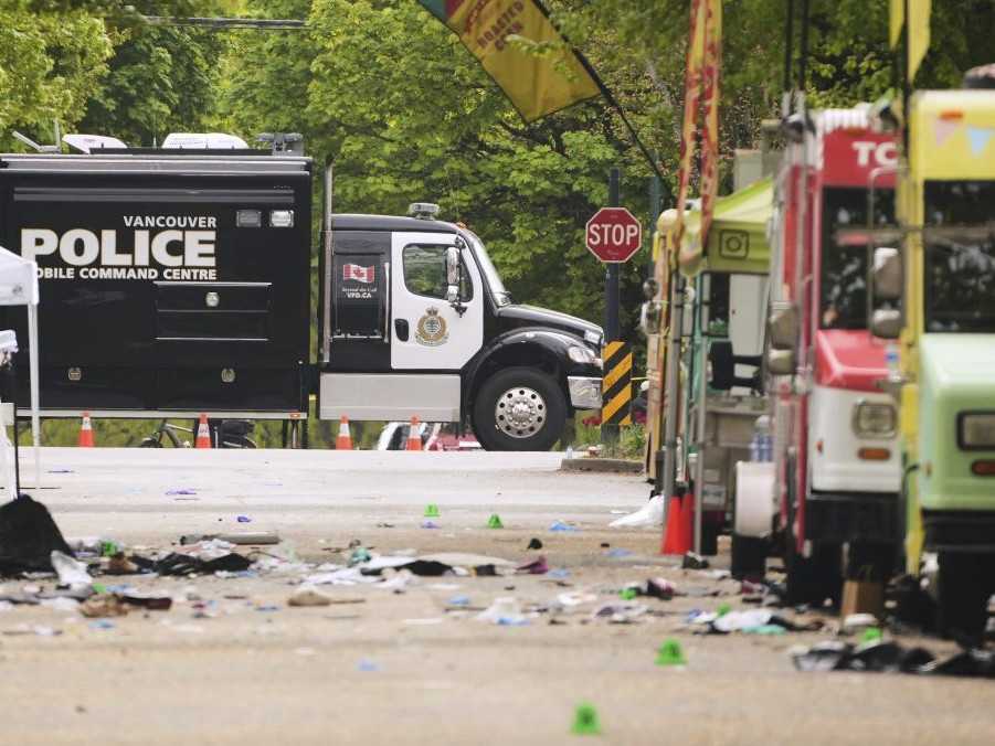 Policajti na mieste, kde auto vrazilo do davu ľudí na pouličnom festivale vo Vancouveri.