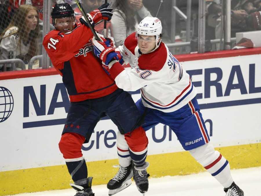 Slovenský hráč Montrealu Juraj Slafkovský (vpravo) a hráč Washingtonu John Carlson.