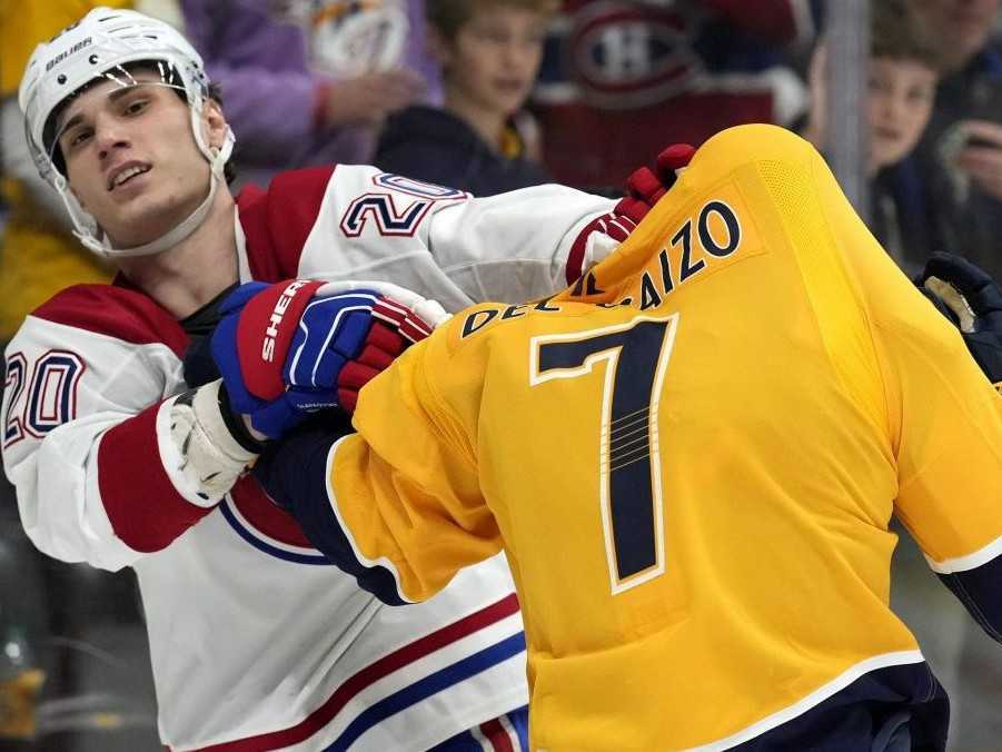 Juraj Slafkovský (vľavo) a hráč Nashvillu Marc Del Gaizo počas potýčky v zápase zámorskej hokejovej NHL.