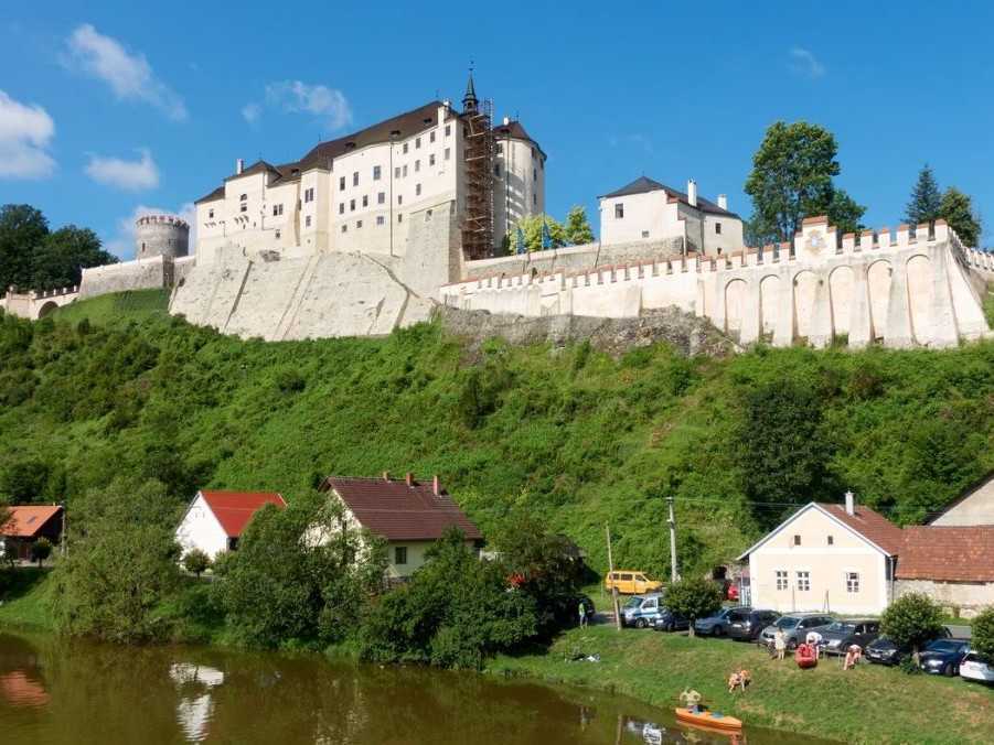Muž musel stráviť niekoľko týždňov v lese nahý, bez jedla a vody. Prípad sekty z Kutnej Hory má pokračovanie