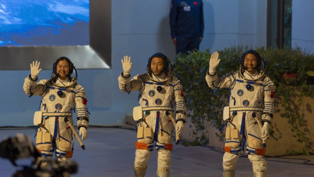 Traja čínski astronauti sa po polročnom pobyte na vesmírnej stanici vrátili na Zem. Návrat sa posunul pre zlé počasie