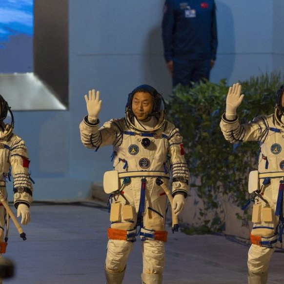Traja čínski astronauti sa po polročnom pobyte na vesmírnej stanici vrátili na Zem. Návrat sa posunul pre zlé počasie