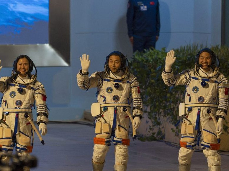 Traja čínski astronauti sa po polročnom pobyte na vesmírnej stanici vrátili na Zem. Návrat sa posunul pre zlé počasie