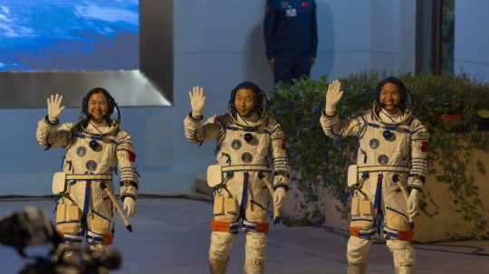 Traja čínski astronauti sa po polročnom pobyte na vesmírnej stanici vrátili na Zem. Návrat sa posunul pre zlé počasie