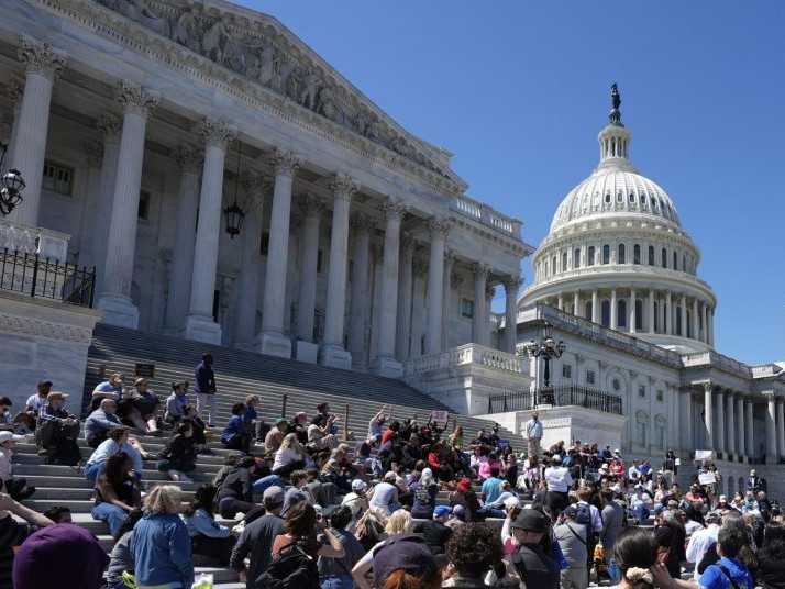 Kongres USA schválil zákon, ktorý má Američanov chrániť pred deepfake a pornografiou z pomsty