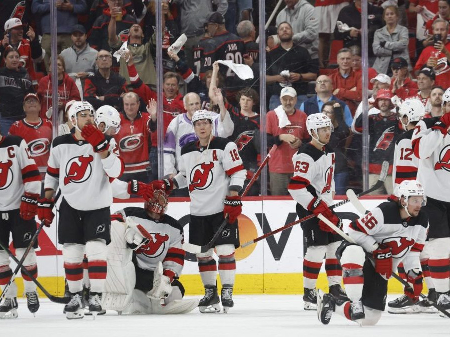 Carolina vyradila New Jersey, Tatar aj Nemec majú po sezóne. Ottawa po víťazstve v Toronte zostáva v hre