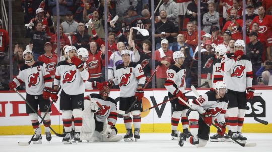 Carolina vyradila New Jersey, Tatar aj Nemec majú po sezóne. Ottawa po víťazstve v Toronte zostáva v hre
